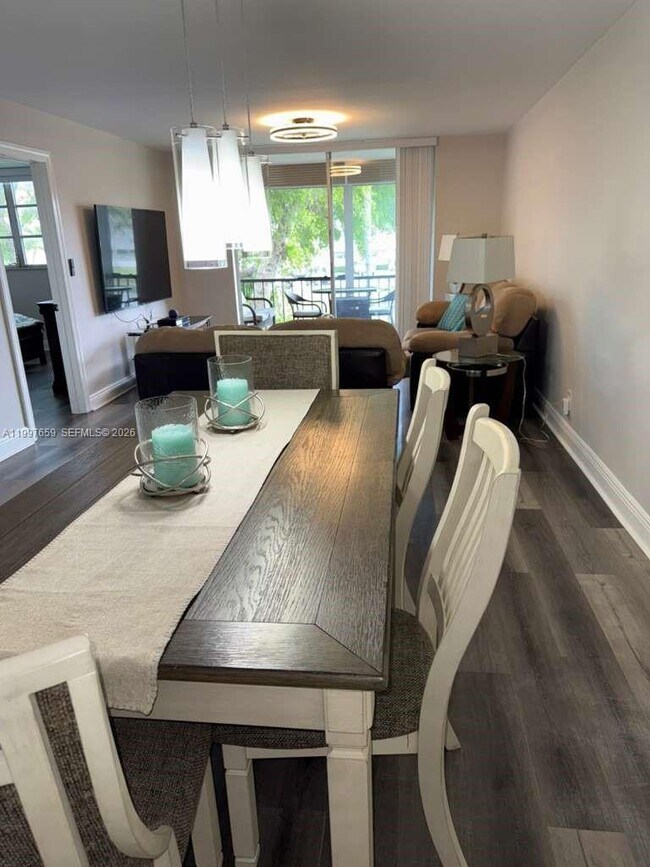 Building Photo - 691 S Hollybrook Dr