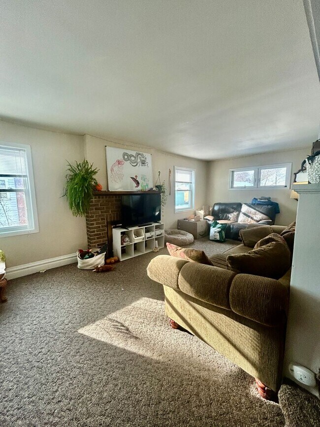 Building Photo - Available June 2025 - 5 Bed, 1 Bath home near campus!