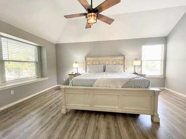 Upstairs Large Main Bedroom - 11519 Brae Hill