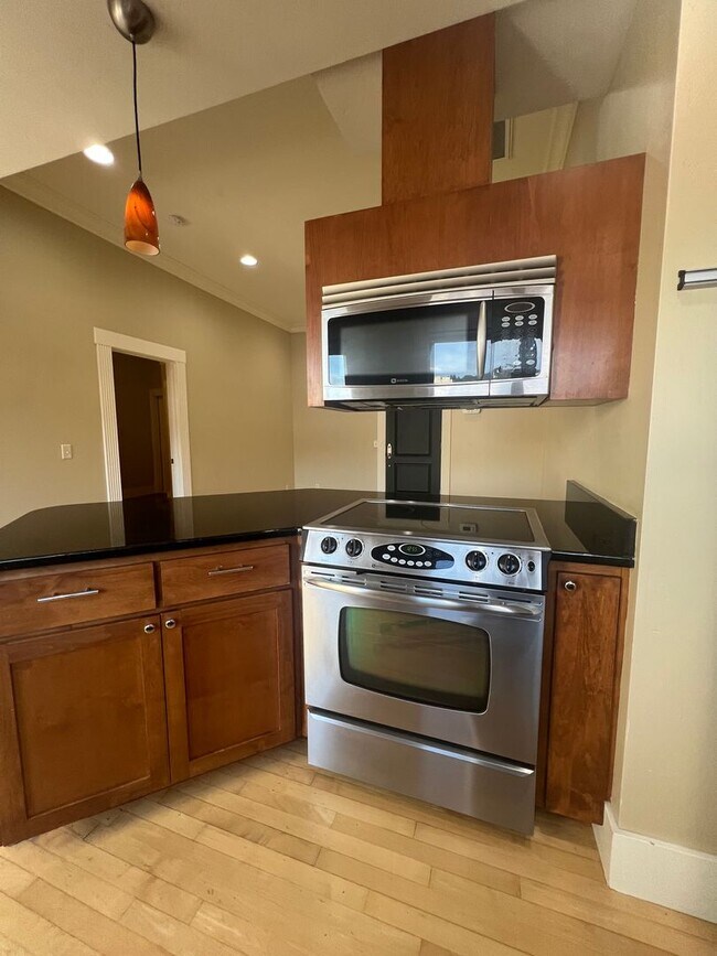 Building Photo - One Bedroom, One bath Apartment in Downtown Ashland | Available Now