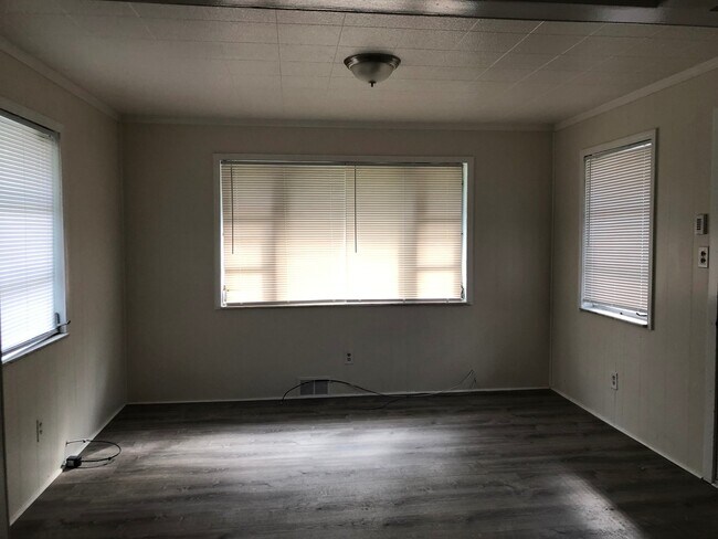 Building Photo - 3 bedroom - 1 bath - Warrendale - $1300