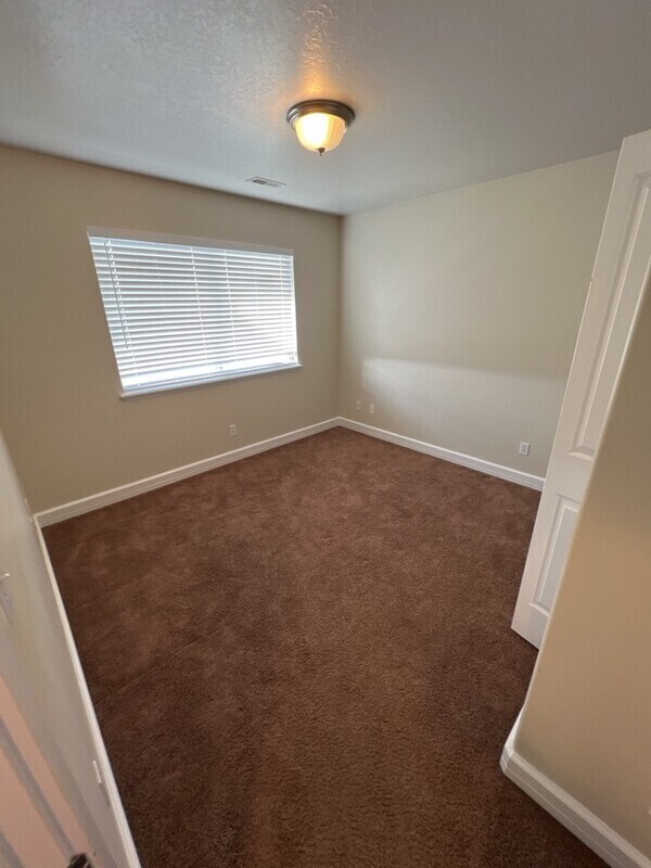 Building Photo - 943 450 E