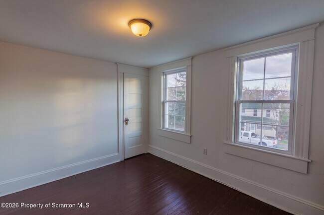 Building Photo - 623 E Elm St