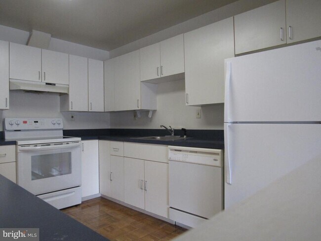 Building Photo - 3 N Christopher Columbus Blvd