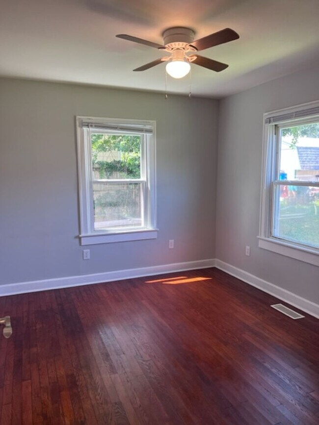 Building Photo - 2 BR Belmont Area Cottage  Heart of Downtown