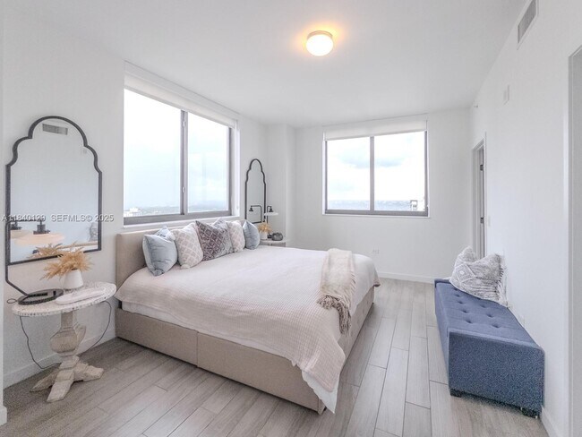 Building Photo - 999 SW 1st Ave