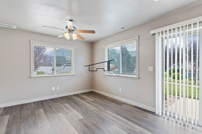 Building Photo - Fantastic Ogden 3 Bedrooom Townhouse!