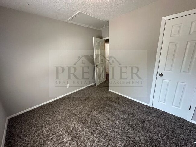Building Photo - 613 N Sunset Dr