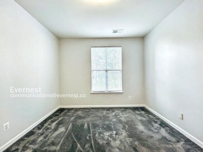 Building Photo - 1-Bed, 1-Bath Modern Condo with Balcony and Off-Street Parking