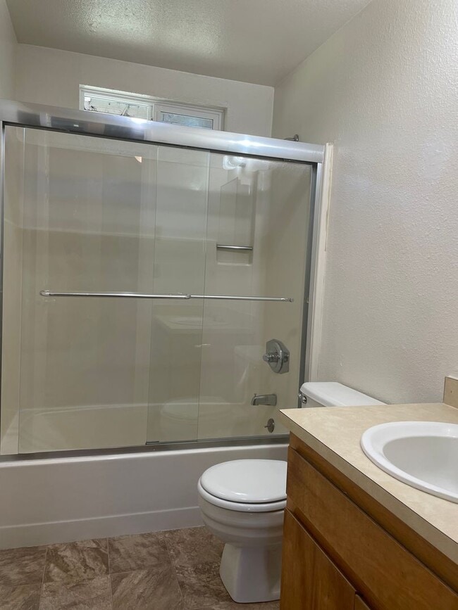 Building Photo - Nice Townhome-2 bed 1.5 Bath--Situated in the Friendly town of Grants Pass