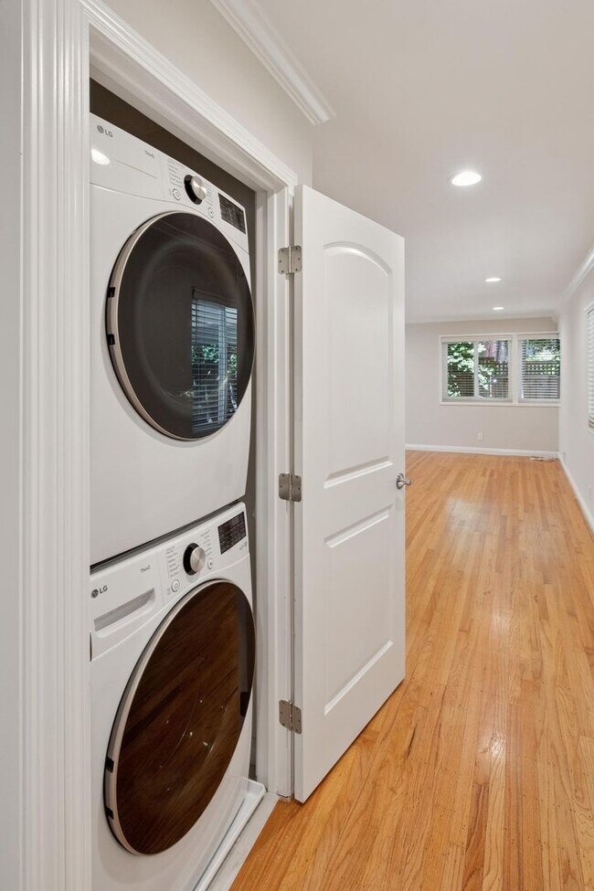 Building Photo - Luxury Apartment Available in gated Community downtown Palo Alto!