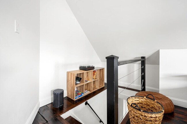 Building Photo - 98 Brickel St