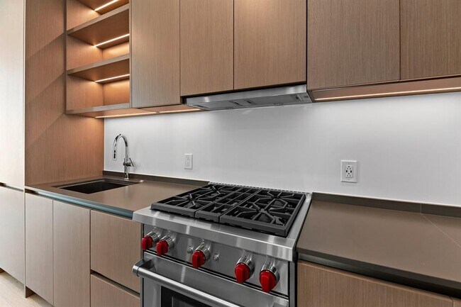 Building Photo - 610 Davis St