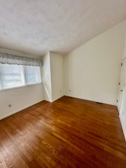 Building Photo - 4480 Post Rd