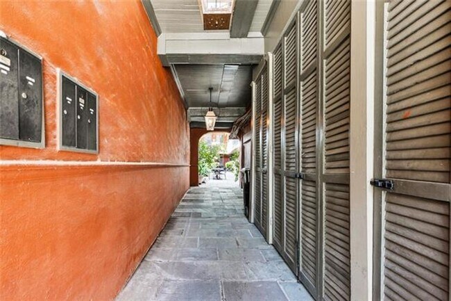 Building Photo - 931 Royal St