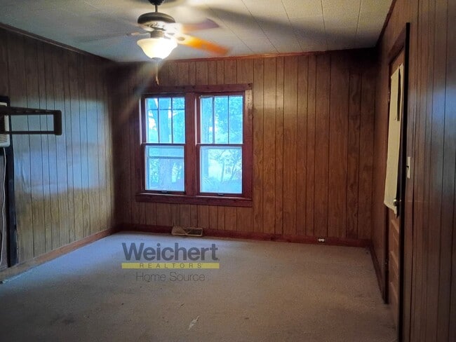 Building Photo - 3BR Home with Basement, Screened Porch & Garage