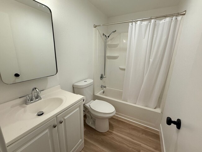 Building Photo - Cute 3 bedroom 1 bath Close to Brentwood City Park and freeway access.