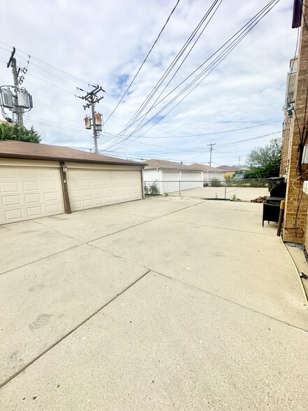 Building Photo - 4636 N Sayre Ave