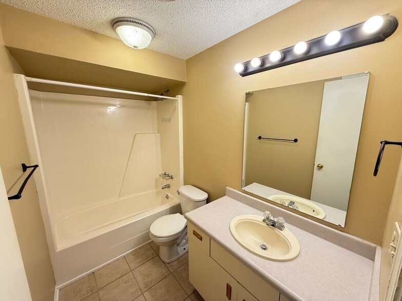 Building Photo - 5633 Bluebird Ct