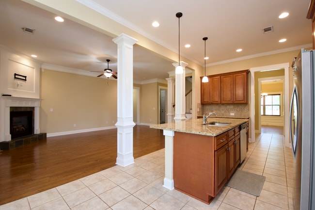 Building Photo - Executive Rental in Cypress Point S/D