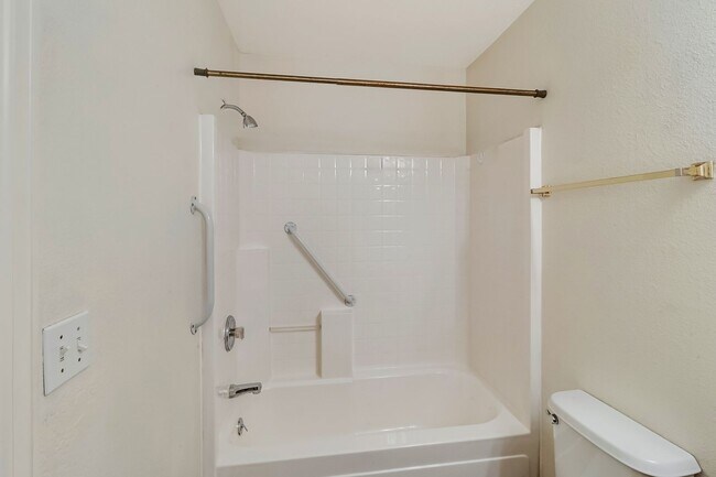 Building Photo - 3 bedroom home with fenced yard and garage in desirable neighborhood!