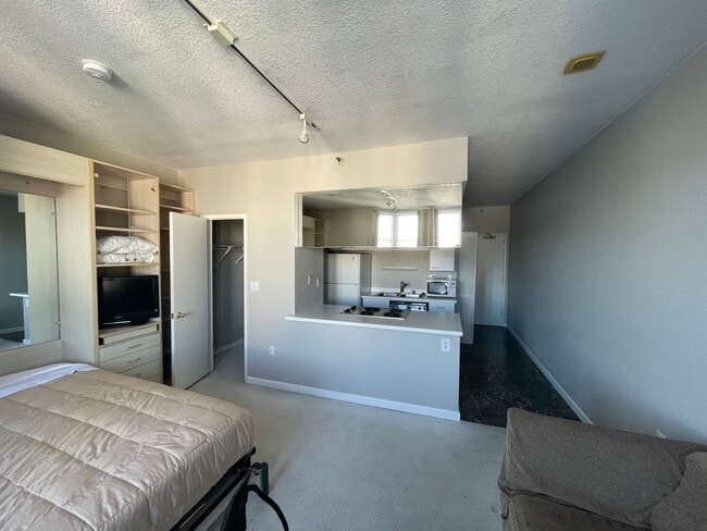 Building Photo - San Francisco furnished, High-floor studio...
