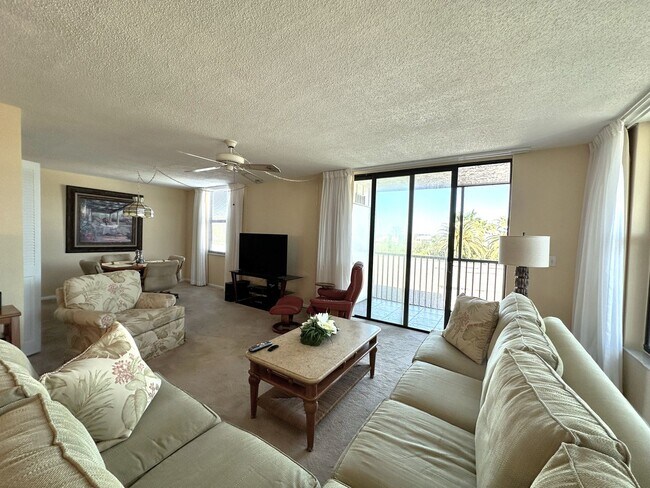 Building Photo - STUNNING SEASONAL 2/2 CORNER CONDO WITH OV...