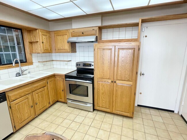 Building Photo - Beautiful Golden Gate Heights 5 Bed/3.5 Bath Home w/Amazing Views