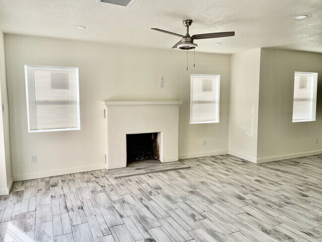 Building Photo - 4301 Mesa Grande Pl SE