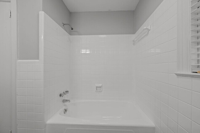 Building Photo - 2405 Jefferson Dr