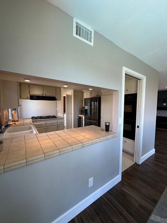 Building Photo - Huge 2 Bedroom 2 Bath Available For Immedi...