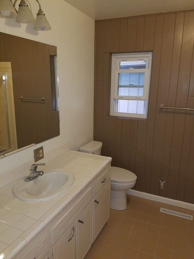 Building Photo - For Rent – Spacious 4 Bedroom Home with Fi...