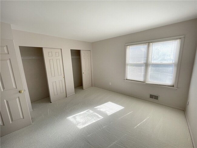 Building Photo - 245 Roseland Ln