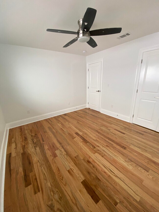 Master bed - 4918 Eastern St