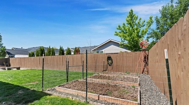 Building Photo - This home has it all!