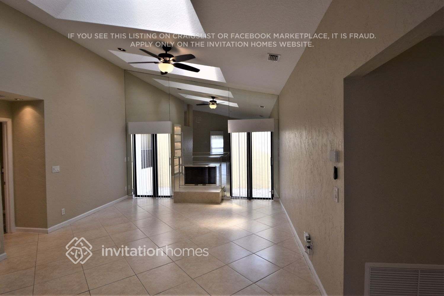 Building Photo - 7045 Golf Pointe Cir