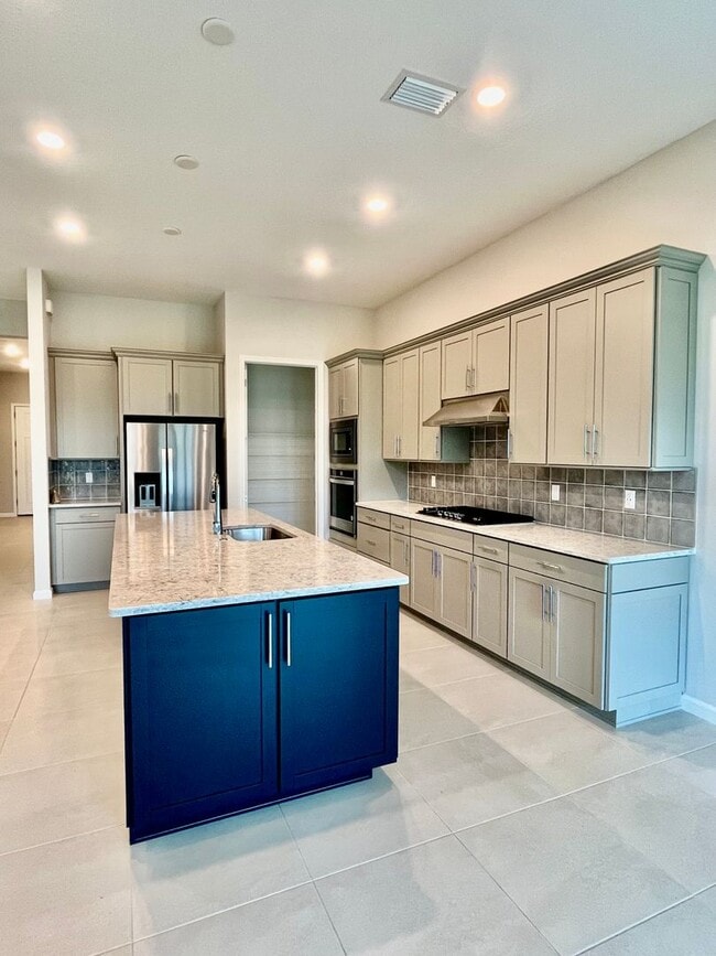 Building Photo - VERANDA GARDENS BRAND NEW HOME
