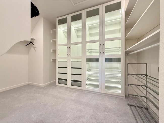 Building Photo - Stunning, Furnished 4 Bed 3.5 Bath + Offic...