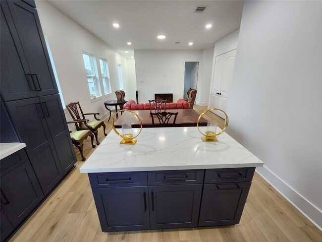 Building Photo - 207 Carl St