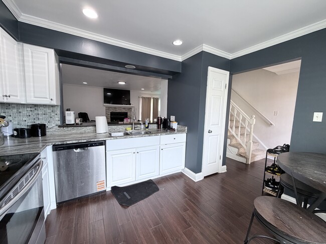 Building Photo - 1528 Jameson Dr