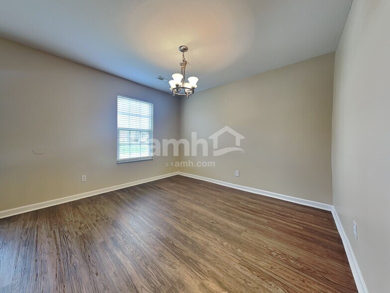 Building Photo - 4624 Aylesbury Dr