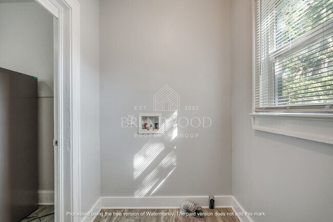 Building Photo - Spacious 4 Bed 1.5 Bath Updated Home