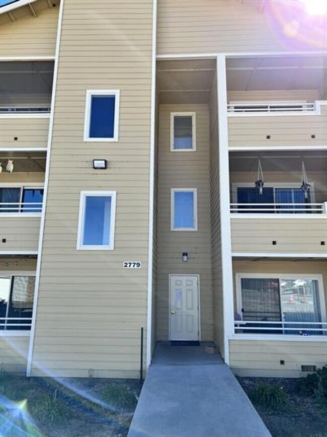 Building Photo - Carefree living!