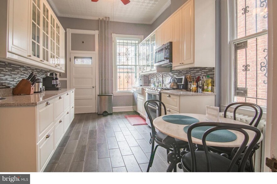 BEAUTIFUL BRAND NEW EAT-IN COOK'S KITCHEN - 2937 N Charles St