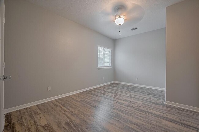 Building Photo - 5009 Willow Point Dr