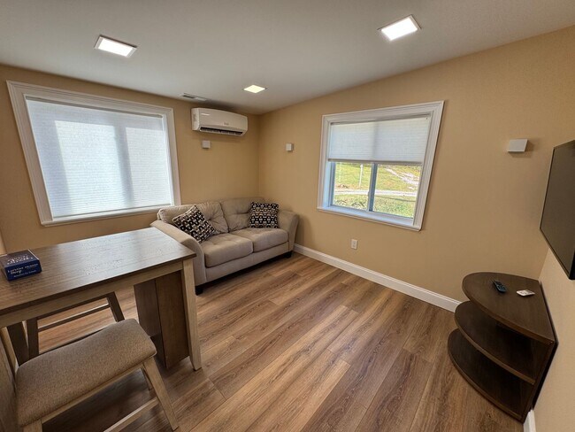 Building Photo - FIRST MONTH OF RENT FREE!!!!!!