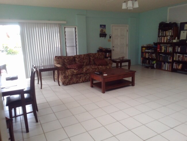 Building Photo - 547 Auwai St