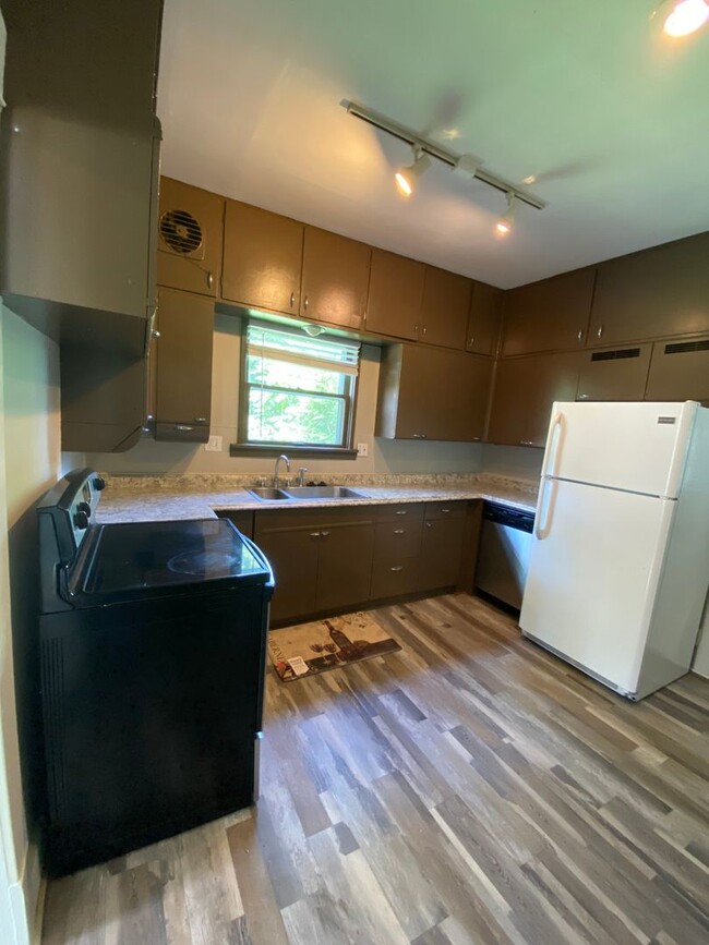 Building Photo - Italian Estates Property Management