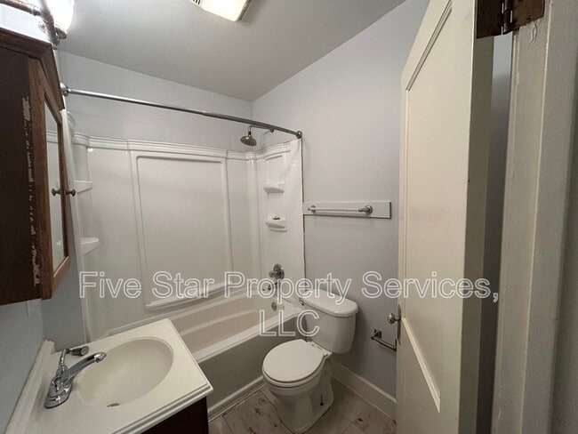 Building Photo - 207 E Spruce St