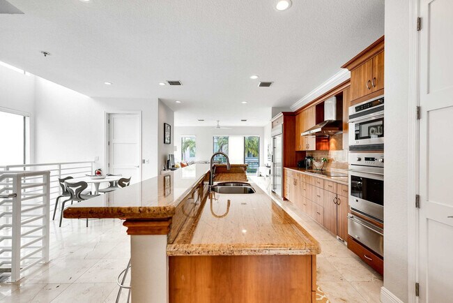 Building Photo - 1412 SE 2nd St